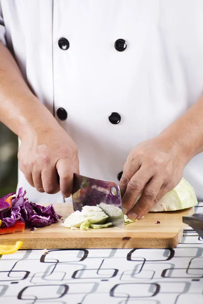 Chef taglio cavolo verde — Foto Stock