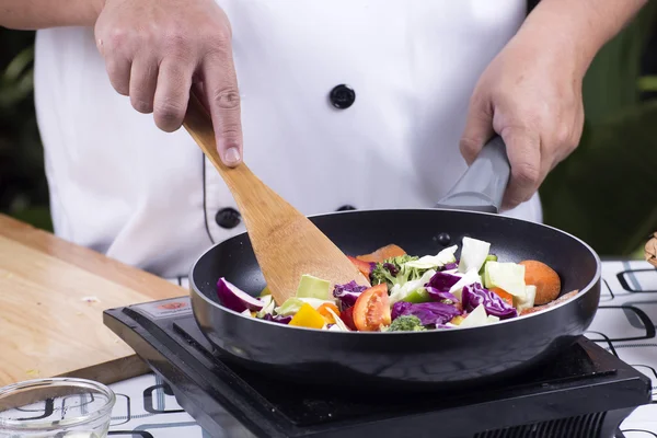 Chef-kok koken roer gebakken groenten — Stockfoto