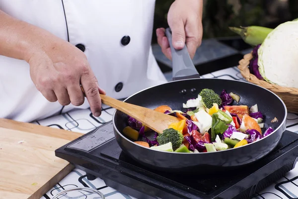 Kock Matlagning rör stekt grönsaker — Stockfoto