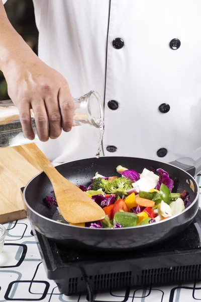 Chef vertiendo sopa a la sartén — Foto de Stock