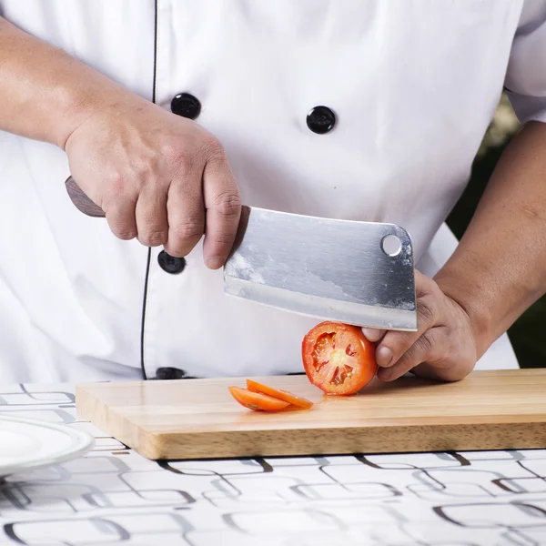 Chef corte de tomate fresco — Fotografia de Stock