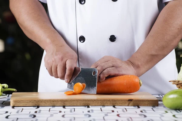 Chef taglio carota — Foto Stock
