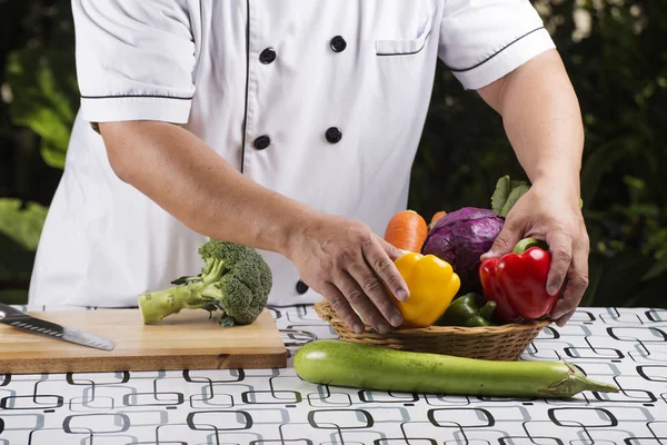 Szef kuchni, przygotowane świeże warzywa — Zdjęcie stockowe