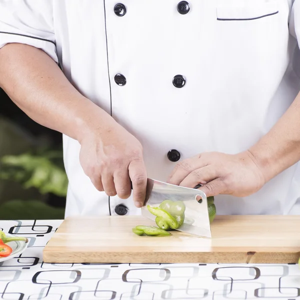 Chef cutting green bell pepper — Stock Photo, Image