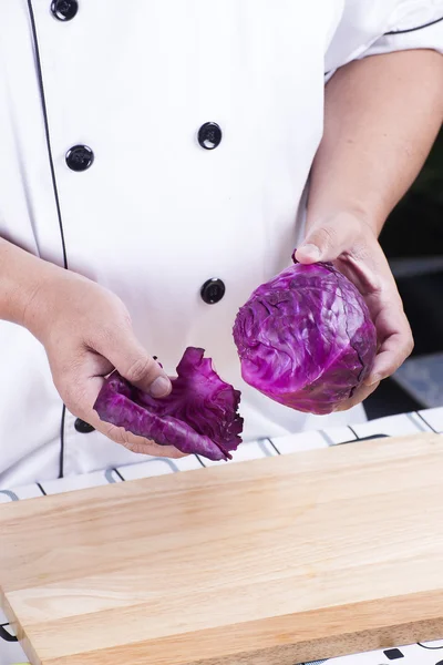Chef foglia spaccata di cavolo viola — Foto Stock