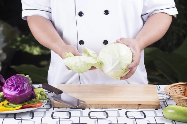 Chef memotong kubis hijau — Stok Foto