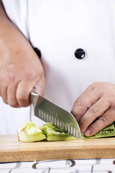 Chef taglio lattuga verde — Foto Stock