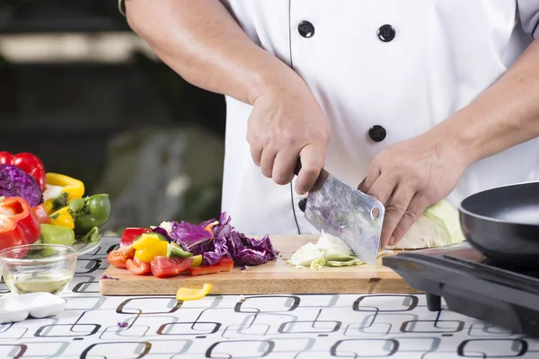 Chef cutting green cabbage — Stock Photo, Image