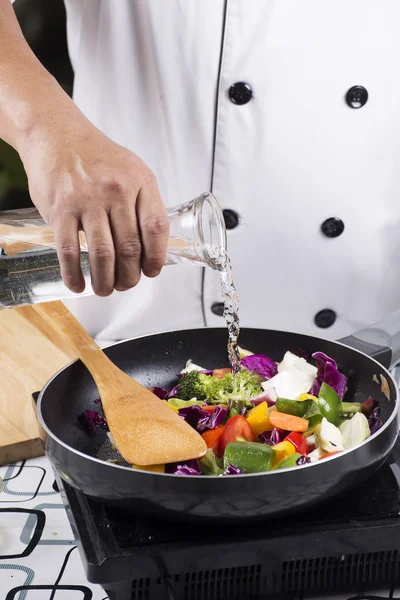 Chef-kok gieten soep in de pan — Stockfoto