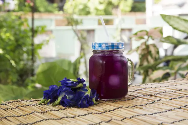 Asian pigeonwings (Butterfly Pea) juice — Stock Photo, Image