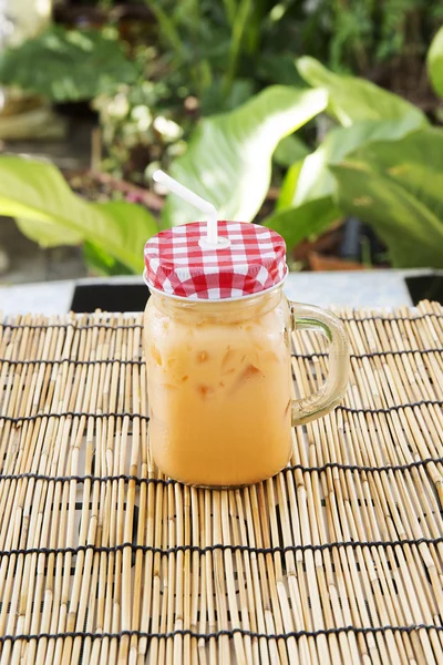 Té de hielo estilo tailandés en el vaso —  Fotos de Stock