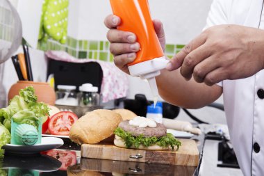 Mayonez Hamburger topuz koyarak Şef 