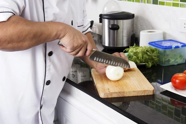 Chef cortando cebolla para hacer hamburguesa — Foto de Stock