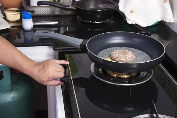 Koch kocht Rindfleisch-Burger in der Pfanne — Stockfoto