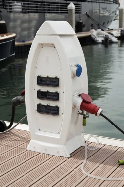Tekne şarj etmek için güç kaynağı.