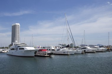 Harbor'da demirlemiş yat