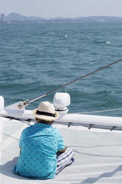 Unknow Boy relajándose en el yate — Foto de Stock