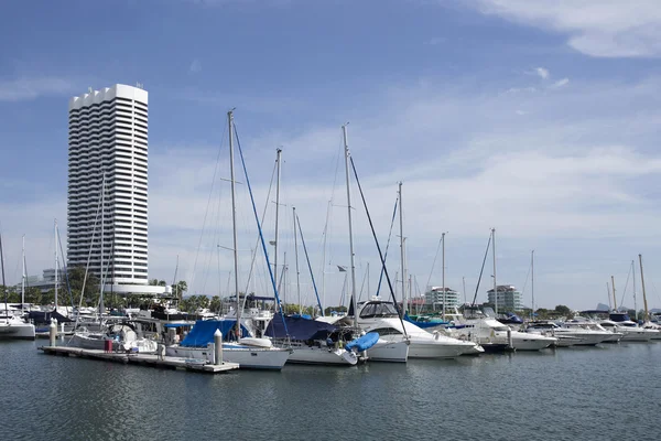 El yate está amarrado en el puerto — Foto de Stock