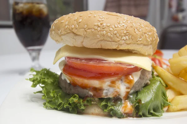 プレート上のハンバーガー — ストック写真