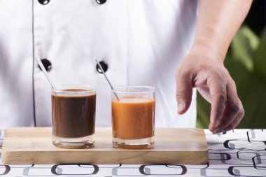 Cam Tay çay ve kahve masada