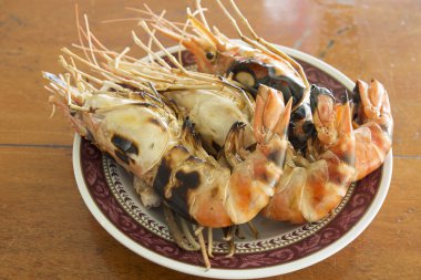 Plaka üzerinde ızgara büyük karides