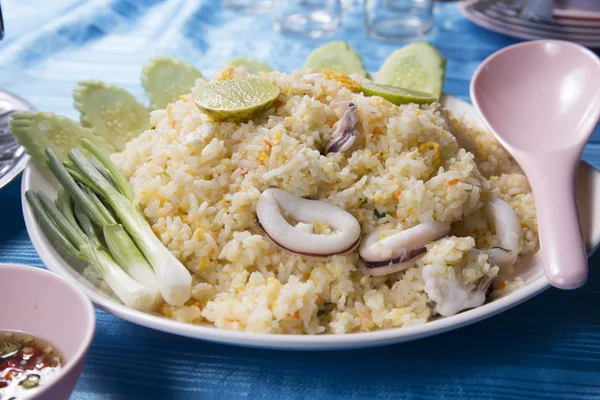 Stekt ris med bläckfisk — Stockfoto