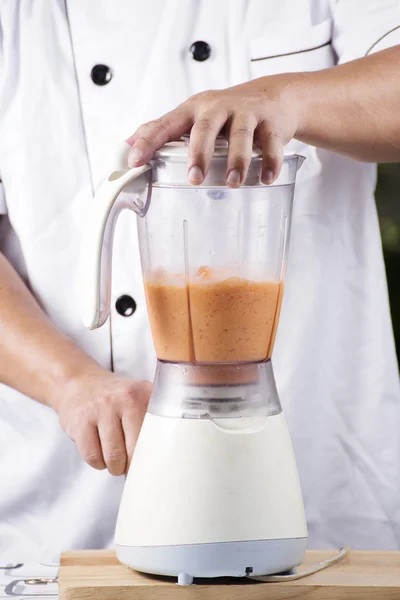 Making Thai Tea smoothie with blender — Stock Photo, Image