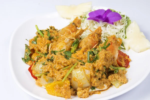 Mélanger les crevettes frites avec du curry jaune — Photo