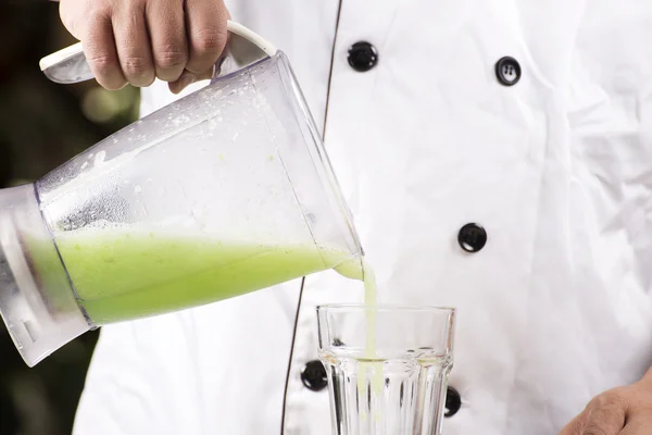 Gieten Green Apple smoothie aan het glas — Stockfoto