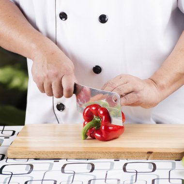Şef Kırmızı Çan Biberini Kesiyor 