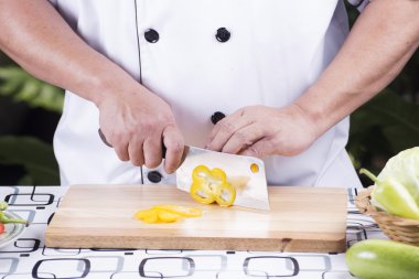 Şef Kırmızı Çan Biberini Kesiyor 