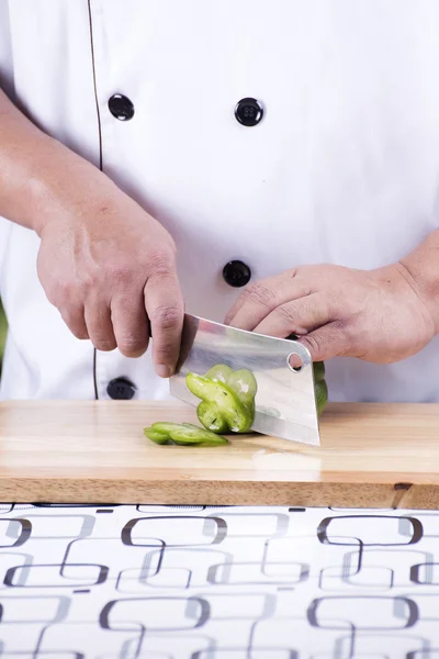 Koch schneidet grüne Paprika — Stockfoto