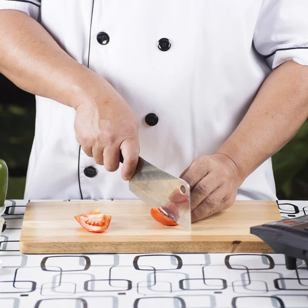 Chef cortando tomate — Fotografia de Stock