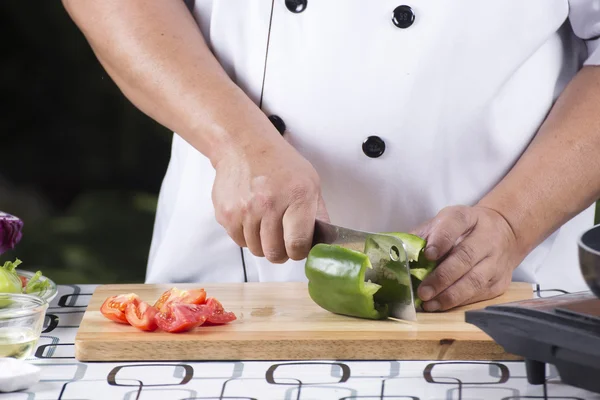Chef cortando tomate — Fotografia de Stock