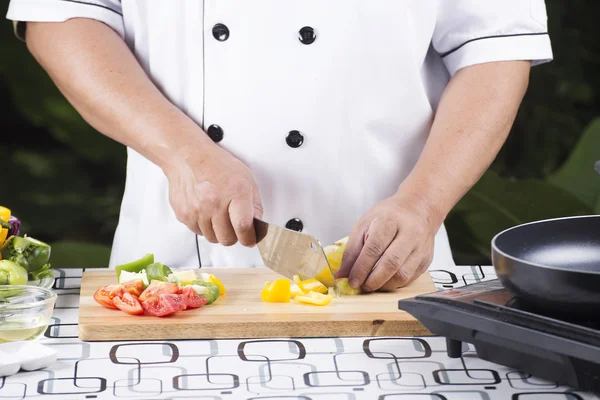 Chef cutting yellow bell pepper — Stock Photo, Image