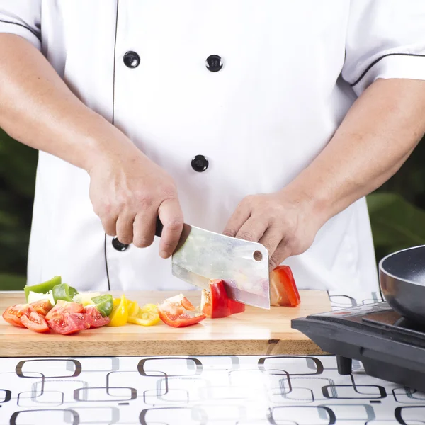 Шеф-повар нарезает красный перец — стоковое фото