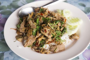 Kızarmış domuz kutsal fesleğen ve pirinç ile karıştırın