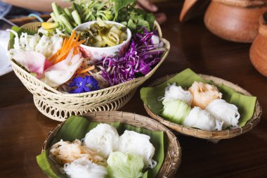 Tayland pirinç şehriye ve sebze