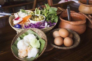 Tayland pirinç şehriye ve sebze