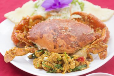 kızartılmış Yengeç köri tozu ile karıştırın