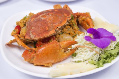 kızartılmış Yengeç köri tozu ile karıştırın