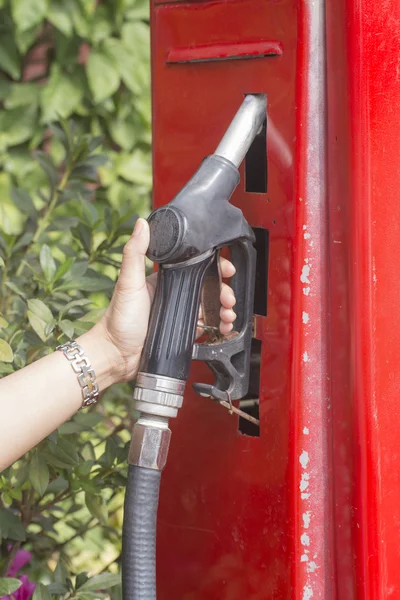 Hand van vrouwelijke houden van een brandstofpomp — Stockfoto