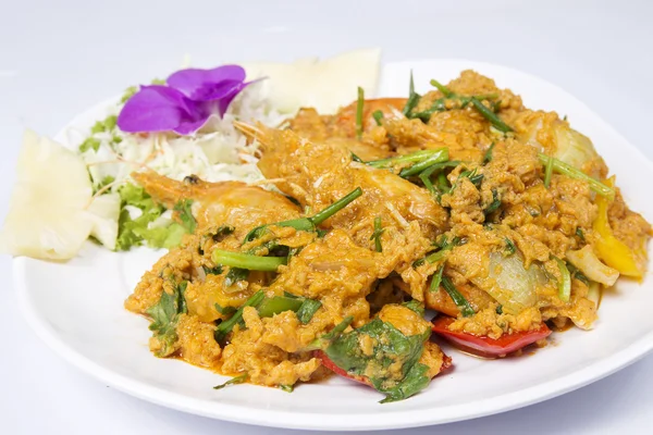 Mélanger les crevettes frites avec du curry jaune — Photo