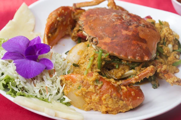 Remuer le crabe frit avec de la poudre de curry — Photo