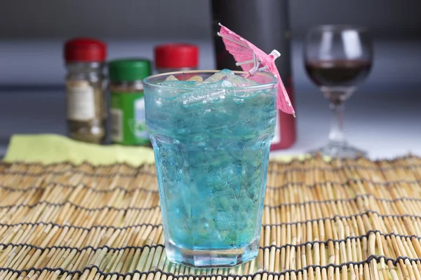 Blauwe Italiaanse frisdrank drinken — Stockfoto