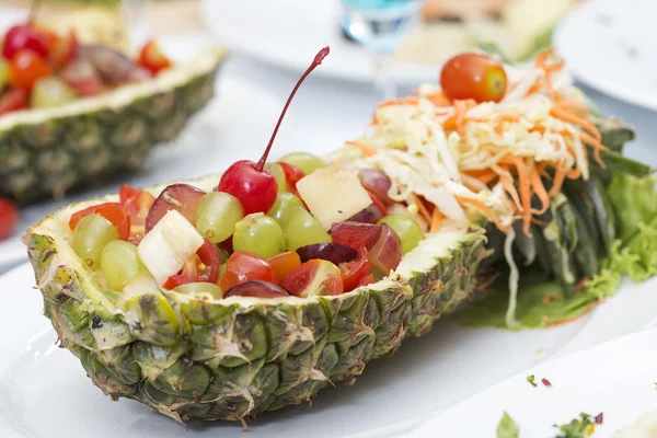 Ensalada de frutas en piña —  Fotos de Stock