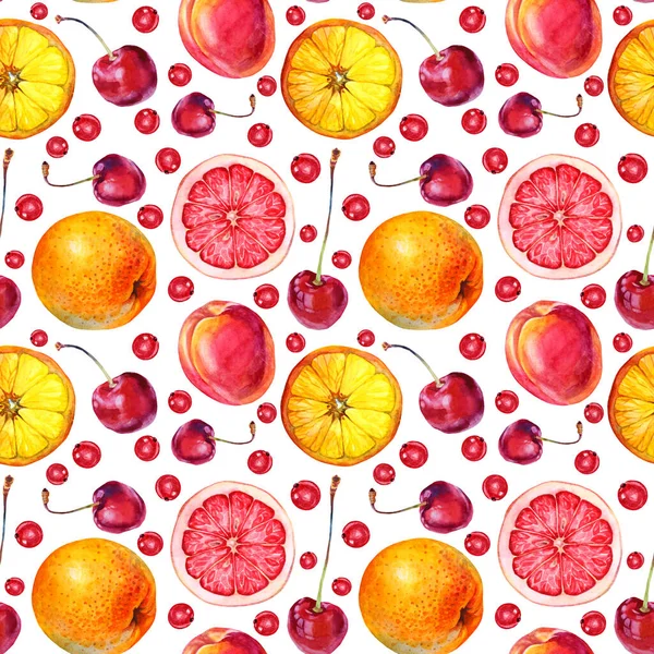 Безшовний візерунок акварельний цитрусовий круг скибочки апельсина, грейпфрута, абрикоса, червоної вишні і смородини на білому. Мальовані вручну літні солодкі фрукти, ягідний фон для меню, упаковки, картки — стокове фото