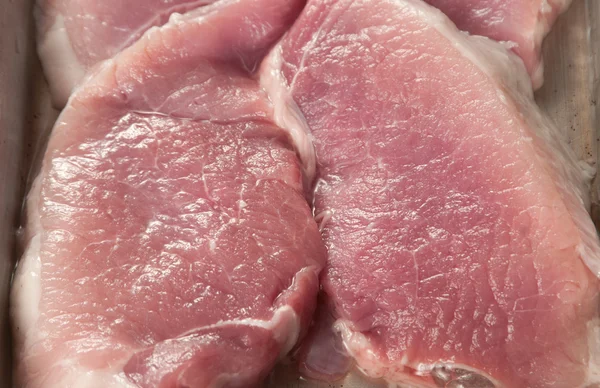 Мясо свинины на сковороде — стоковое фото