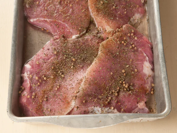 Carne di maiale su una teglia da forno — Foto Stock