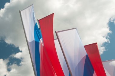 Rus renklerde bayraklar